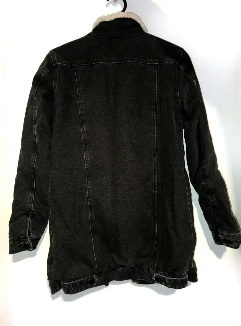 Chaqueta de mezclilla negra con forro de sherpa - 2