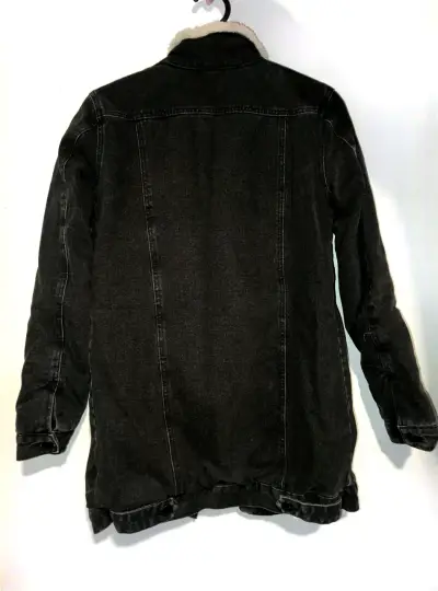 Chaqueta de mezclilla negra con forro de sherpa - miniatura 2