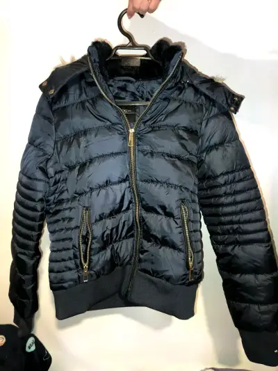 Chaqueta acolchada azul con capucha desmontable - miniatura 1