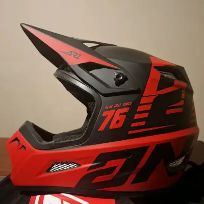 Casco motocross Answer AR1 negro y rojo - miniatura 2