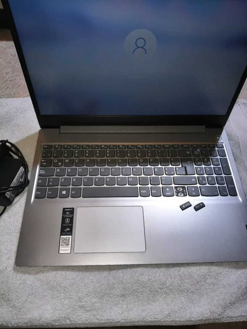 Laptop Lenovo Ideapad 3 con un teclado salido - 1