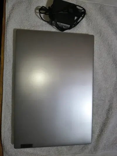 Laptop Lenovo Ideapad 3 con un teclado salido - miniatura 2