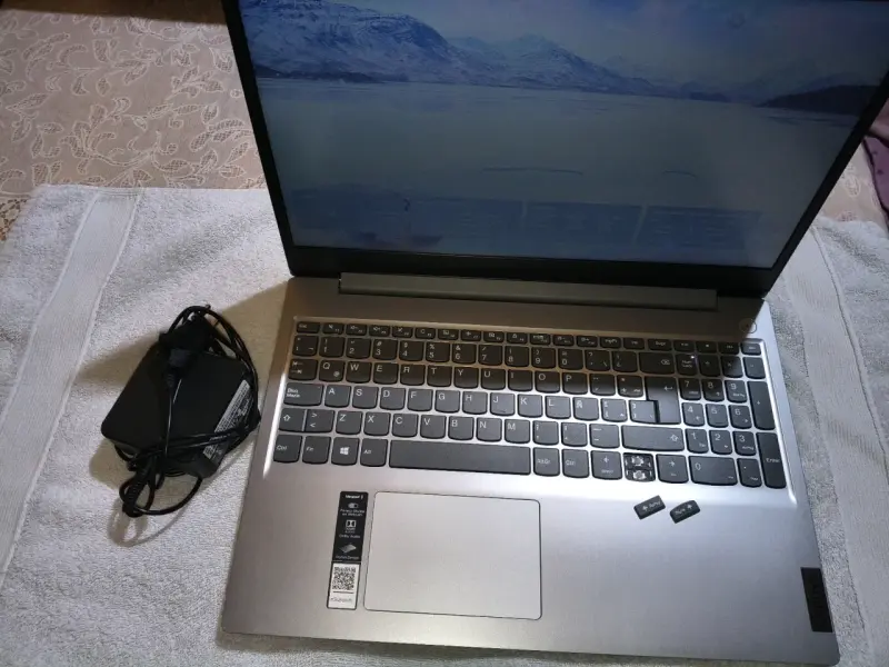 Laptop Lenovo Ideapad 3 con un teclado salido - 4