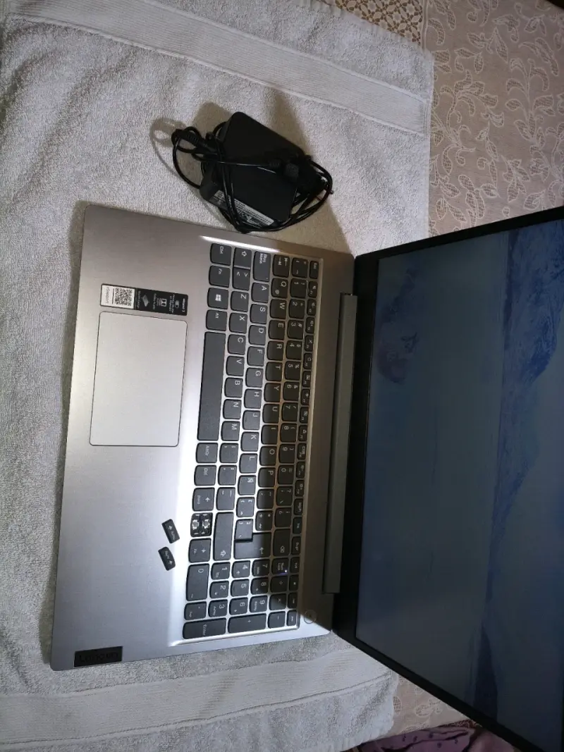 Laptop Lenovo Ideapad 3 con un teclado salido - 5