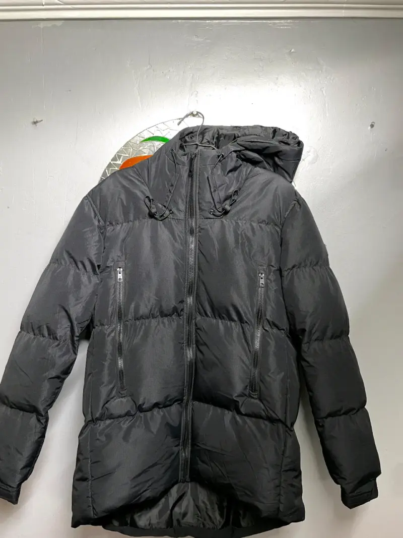 Chaqueta de invierno negra con capucha - 1
