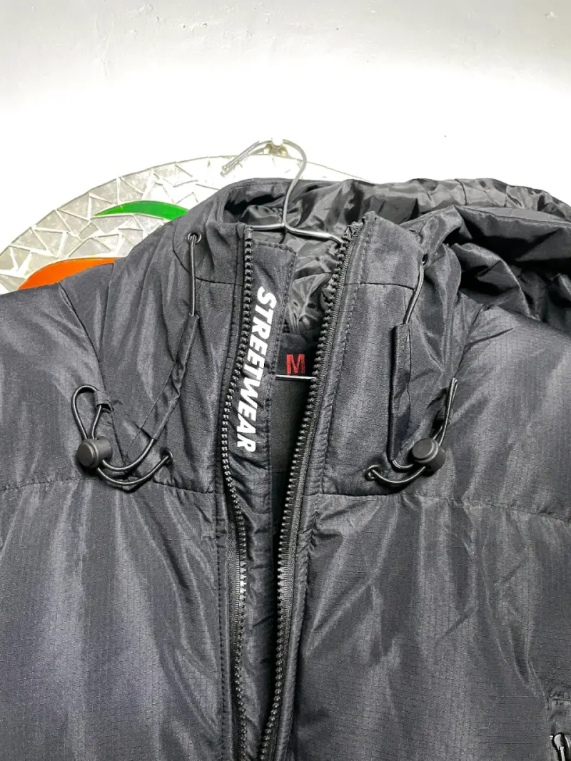 Chaqueta de invierno negra con capucha - 2