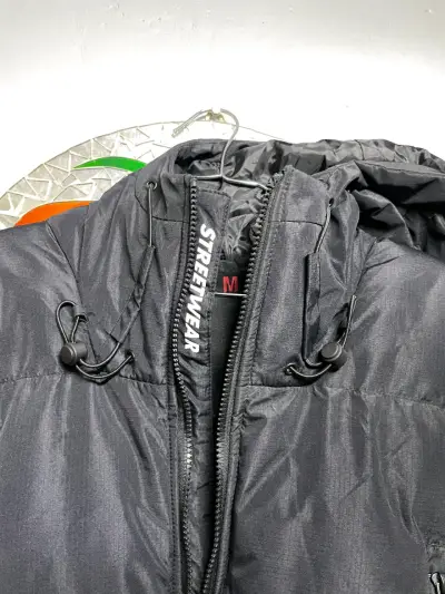 Chaqueta de invierno negra con capucha - miniatura 2