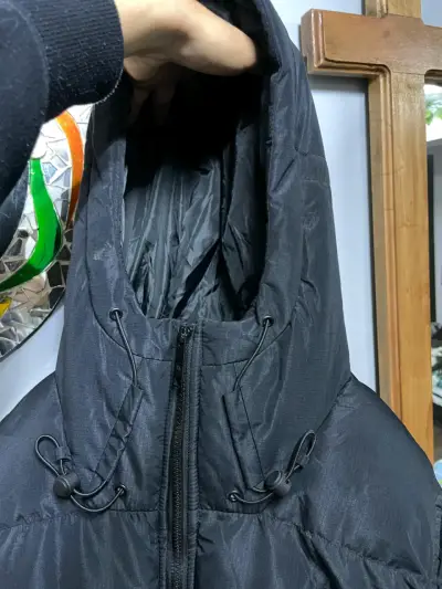 Chaqueta de invierno negra con capucha - miniatura 3