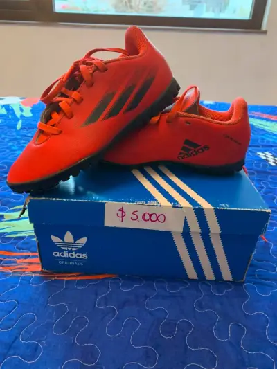 Zapatillas niño fútbol Adidas rojas. Número 33 - miniatura 1