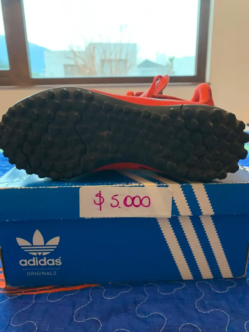 Zapatillas niño fútbol Adidas rojas. Número 33 - 2