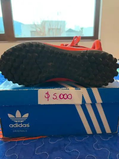 Zapatillas niño fútbol Adidas rojas. Número 33 - miniatura 2