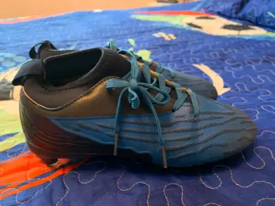 Botines de fútbol azules para césped Talla 33 - miniatura 1