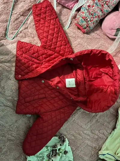 Chaqueta de bebé acolchada con capucha - miniatura 3