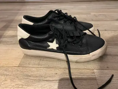 Zapatillas negras con estrella blanca mujer n.38 - miniatura 1