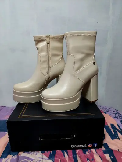 Botines de plataforma beige con cierre lateral - miniatura 1