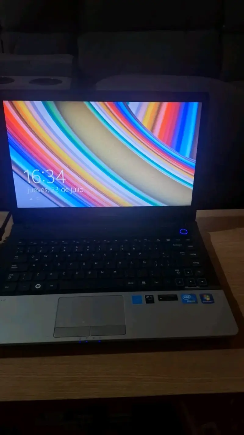 Notebook Samsung con pantalla LED y teclado completo - 3