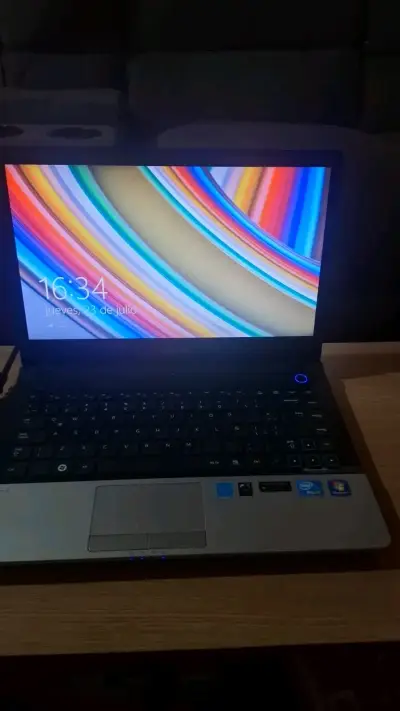 Notebook Samsung con pantalla LED y teclado completo - miniatura 3