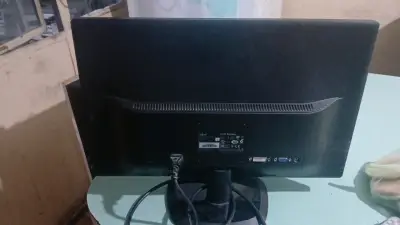 Monitor LCD Fujitsu 22 pulgadas con entrada VGA - miniatura 1