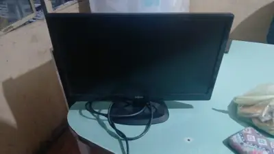 Monitor LCD Fujitsu 22 pulgadas con entrada VGA - miniatura 2