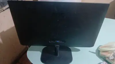 Monitor LCD Fujitsu 22 pulgadas con entrada VGA - miniatura 3