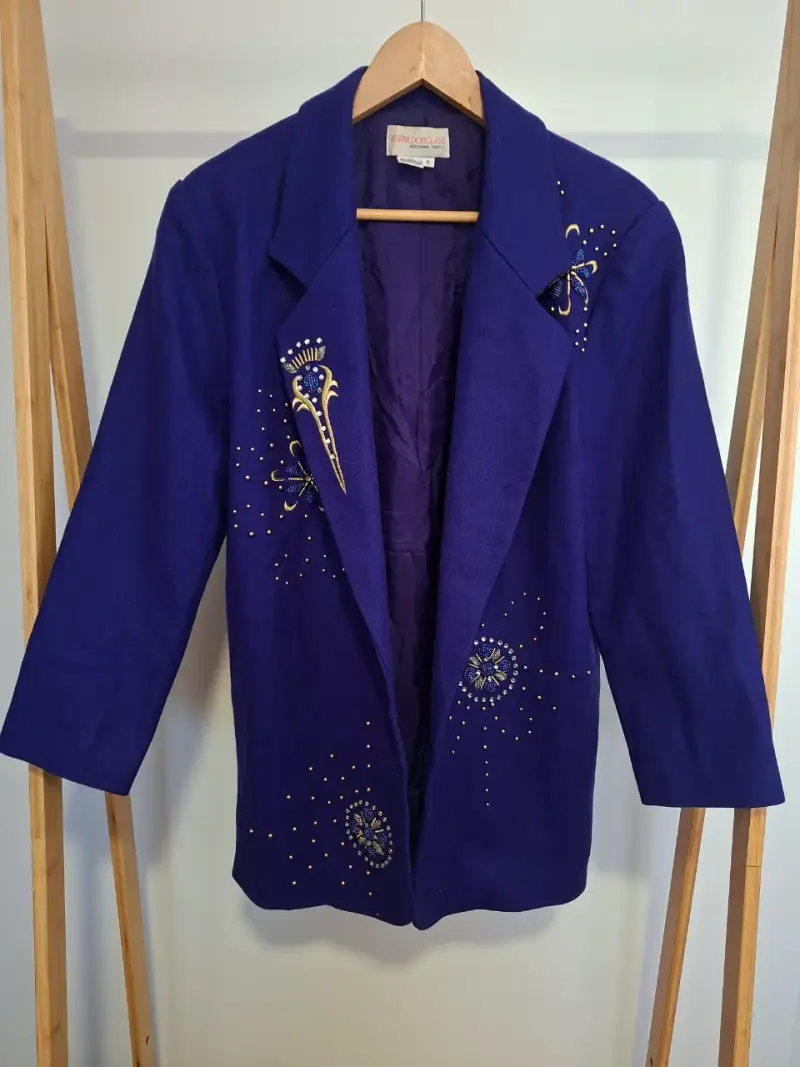 Abrigo morado con bordados Adam Douglass L - 1
