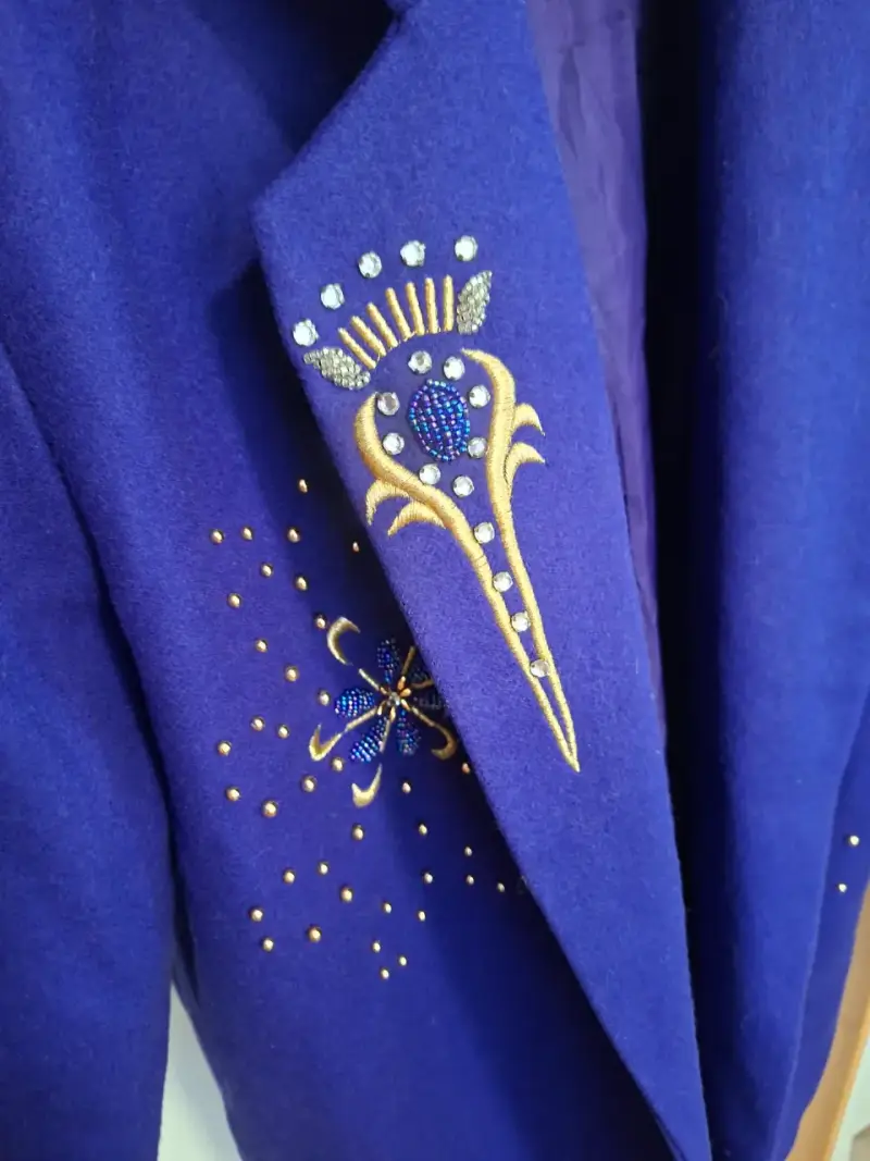 Abrigo morado con bordados Adam Douglass L - 2
