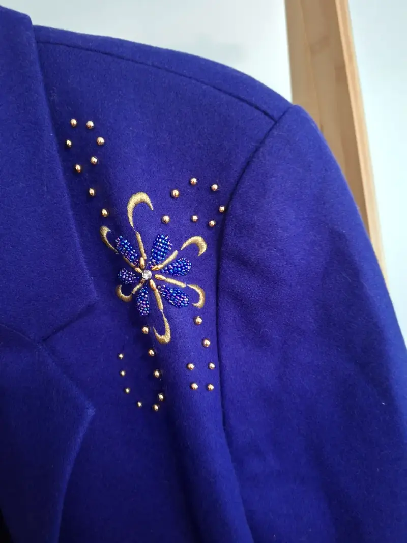 Abrigo morado con bordados Adam Douglass L - 3