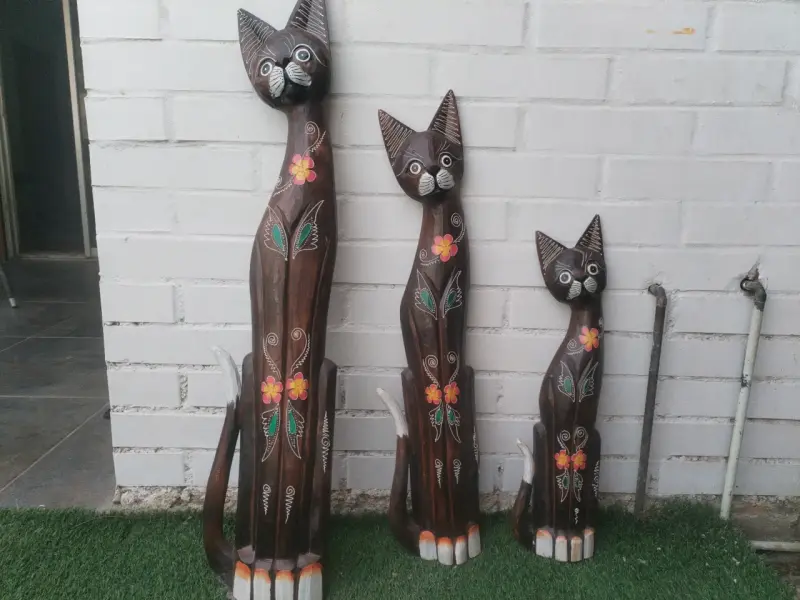 Set de 3 esculturas de gatos de madera decorativos - 1