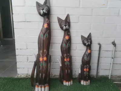 Set de 3 esculturas de gatos de madera decorativos - miniatura 1
