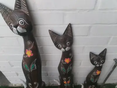 Set de 3 esculturas de gatos de madera decorativos - miniatura 3