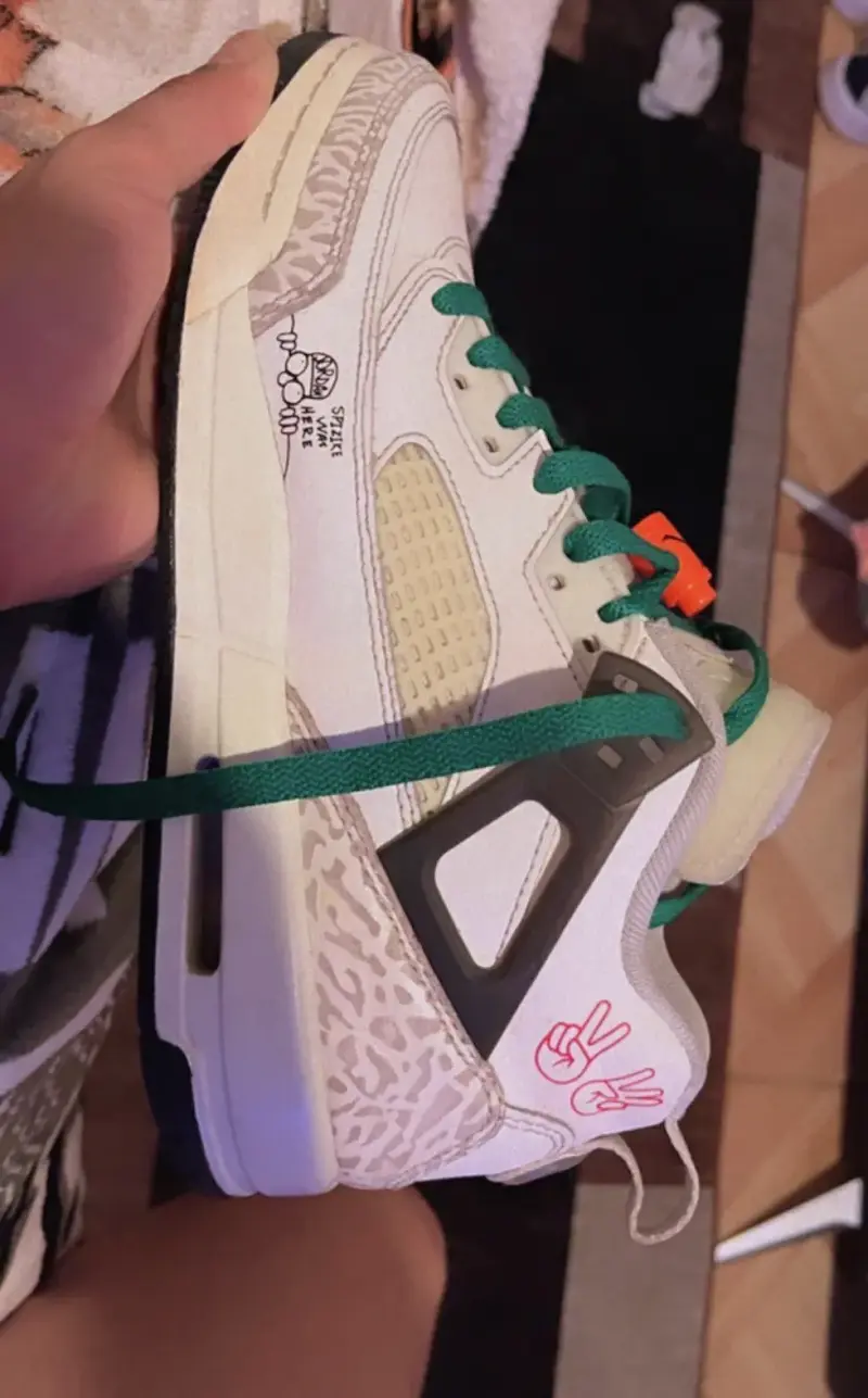 Zapatillas deportivas blancas con diseño gráfico - 1