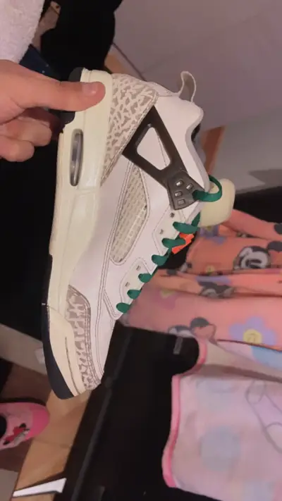 Zapatillas deportivas blancas con diseño gráfico - miniatura 2