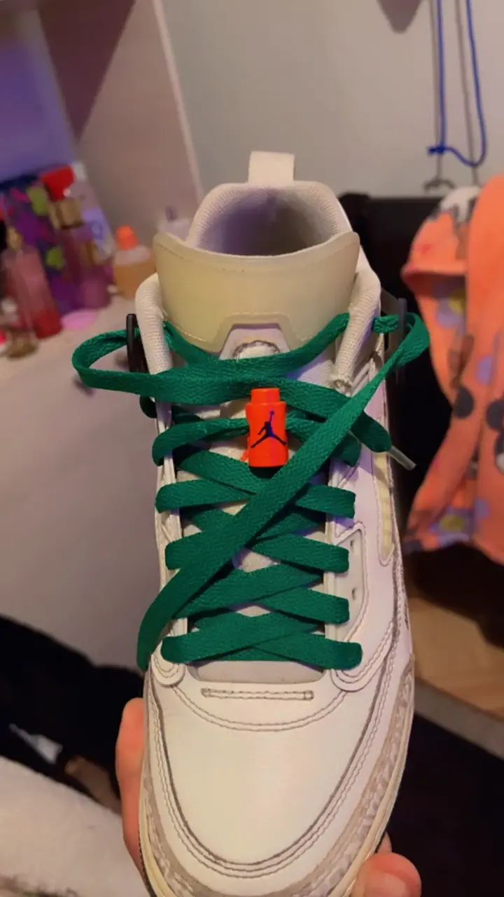 Zapatillas deportivas blancas con diseño gráfico - 3