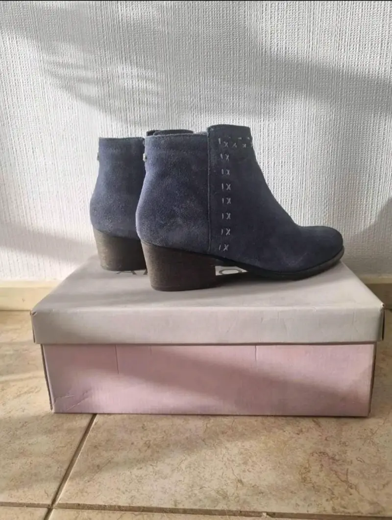 Botines de gamuza azul con tacón bajo - 2
