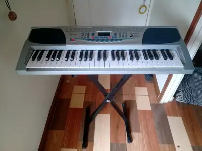 Piano eléctrico blanco usado - miniatura 3