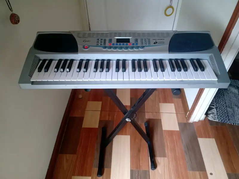 Piano eléctrico blanco usado - 4