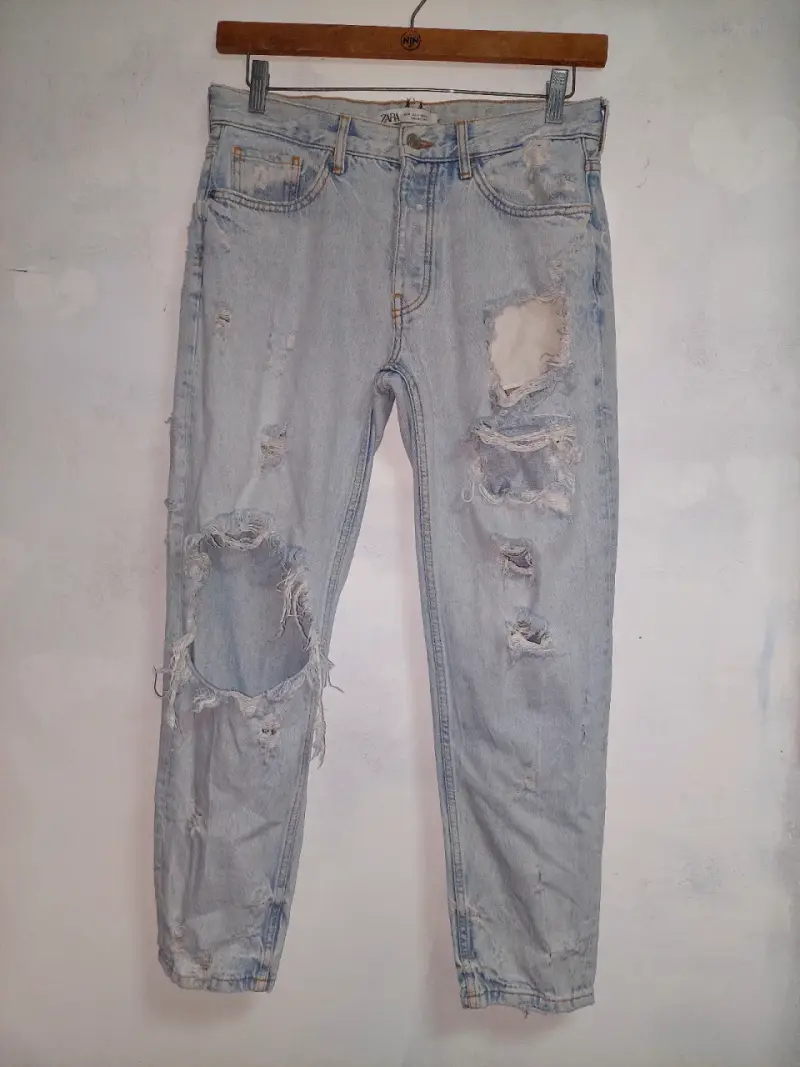 Jeans rasgados de mezclilla azul claro Zara - 1