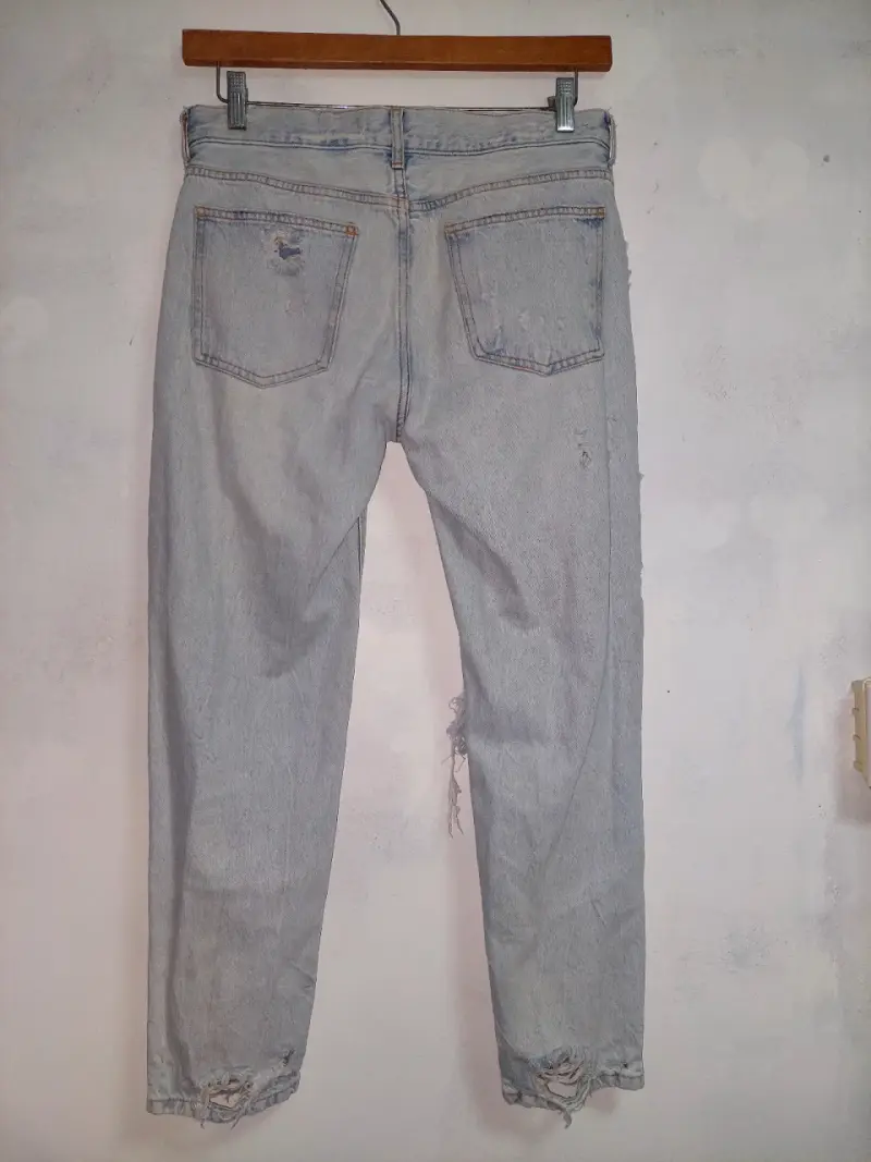 Jeans rasgados de mezclilla azul claro Zara - 2