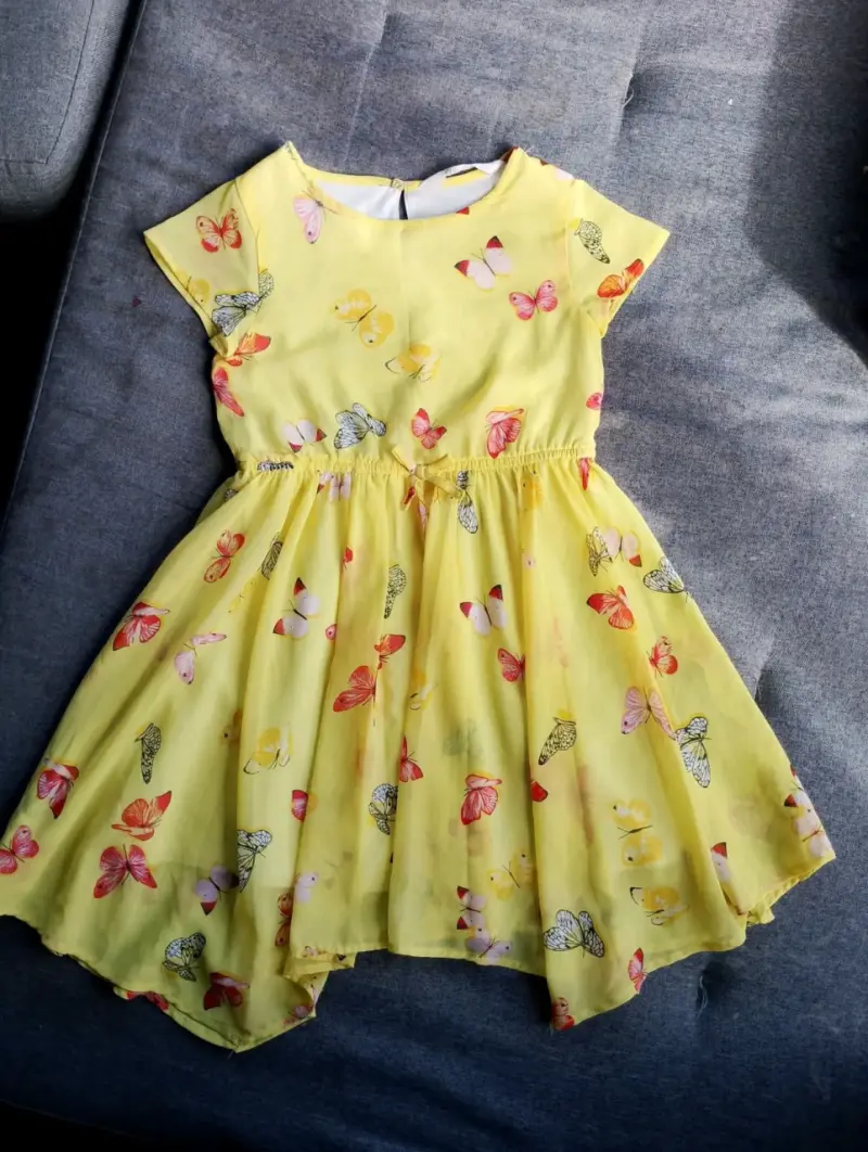 Vestido infantil amarillo con estampado de mariposas
