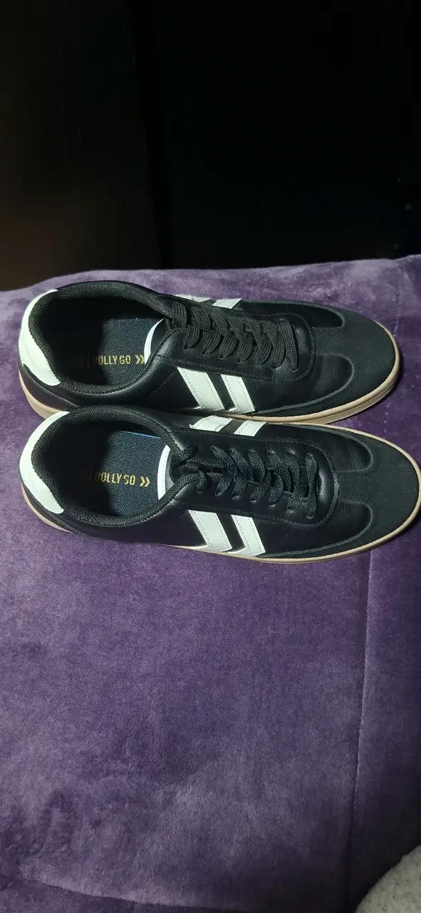 Zapatillas deportivas negras con franjas blancas