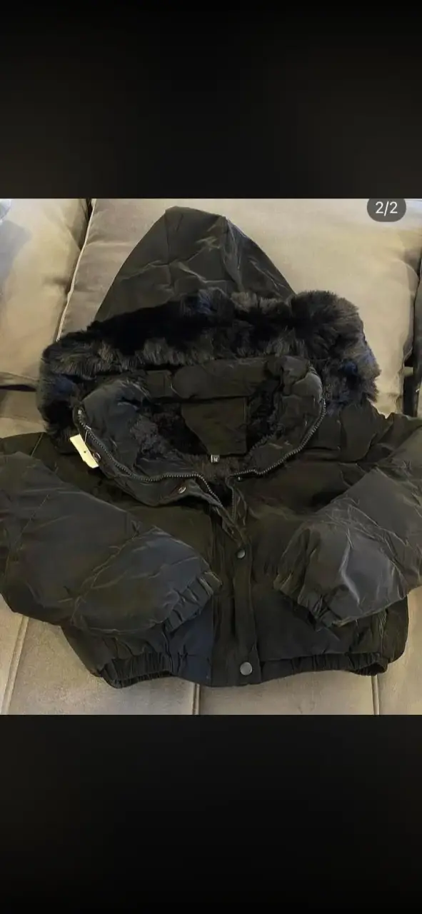 Chaqueta negra con capucha de piel sintética