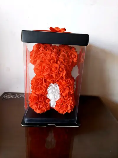 Osito de rosas artificiales en caja de regalo - miniatura 1