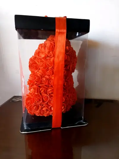 Osito de rosas artificiales en caja de regalo - miniatura 2