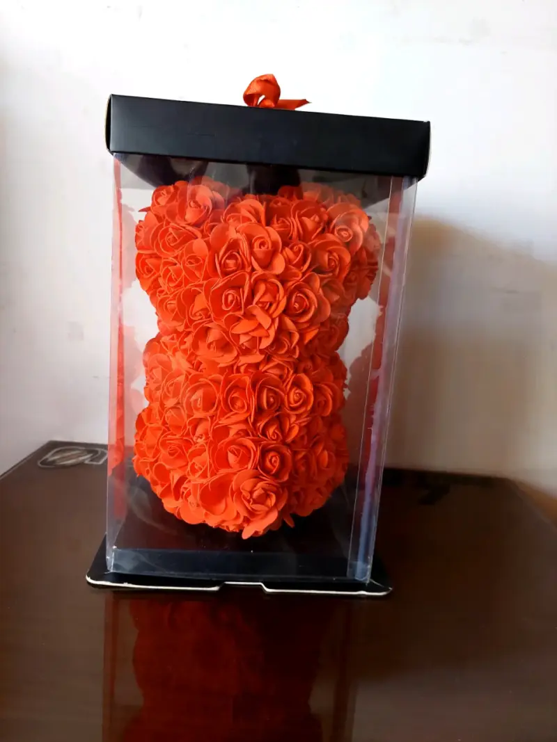 Osito de rosas artificiales en caja de regalo - 3