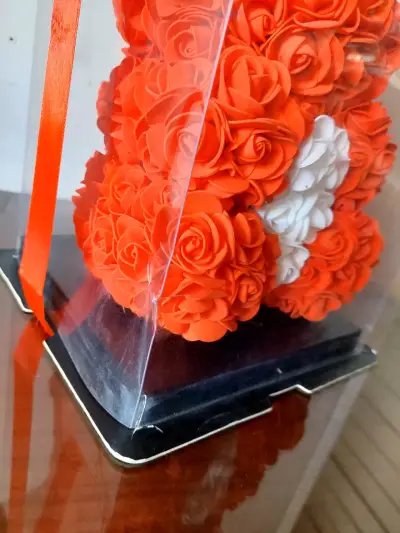 Osito de rosas artificiales en caja de regalo - miniatura 4