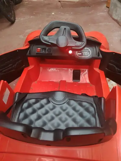 Auto eléctrico infantil rojo con control remoto - miniatura 1