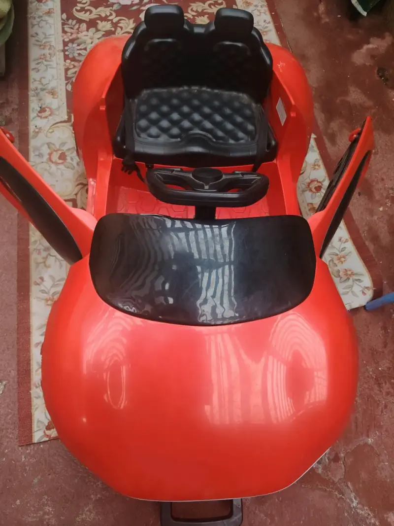 Auto eléctrico infantil rojo con control remoto - 2