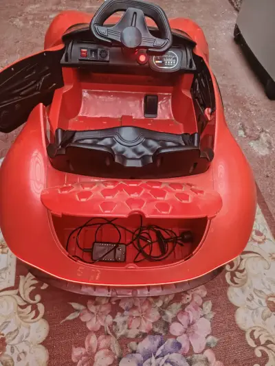 Auto eléctrico infantil rojo con control remoto - miniatura 3