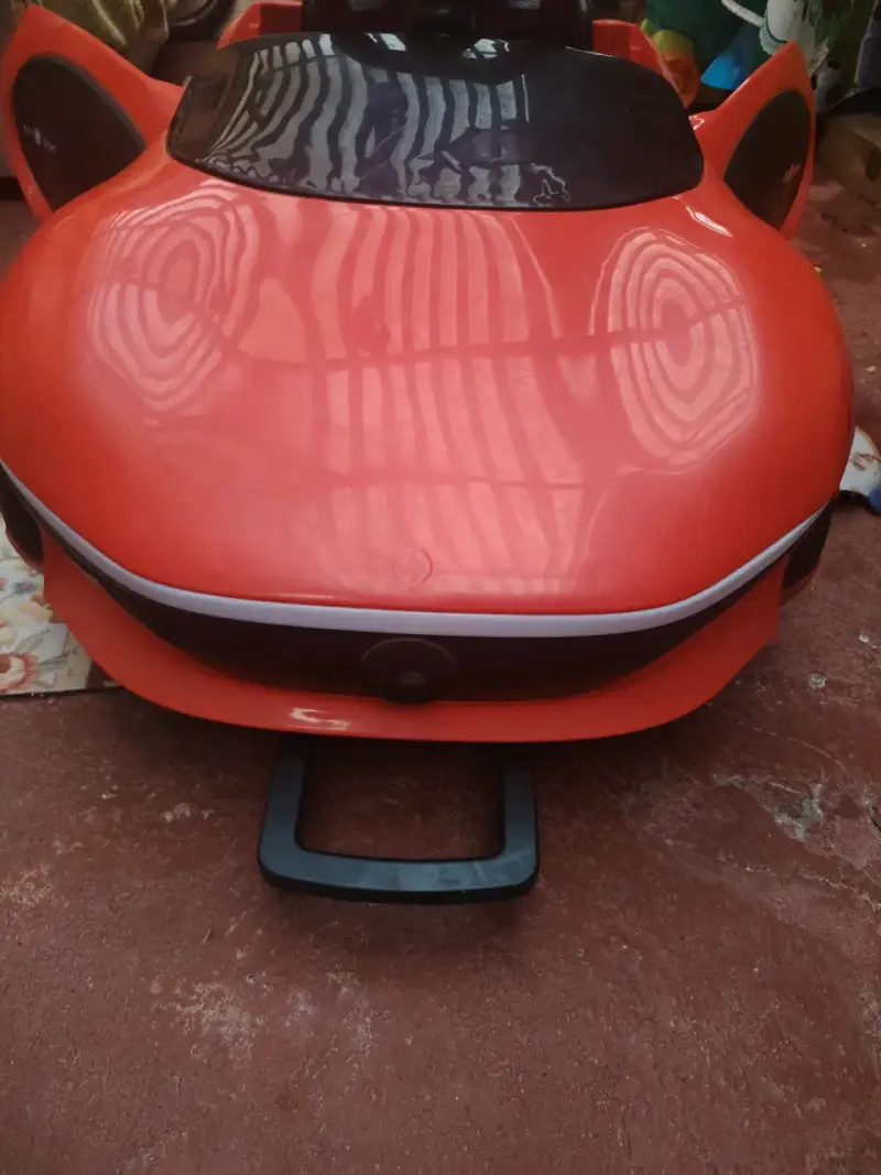Auto eléctrico infantil rojo con control remoto - 4