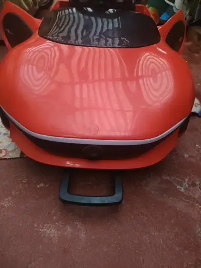 Auto eléctrico infantil rojo con control remoto - miniatura 4